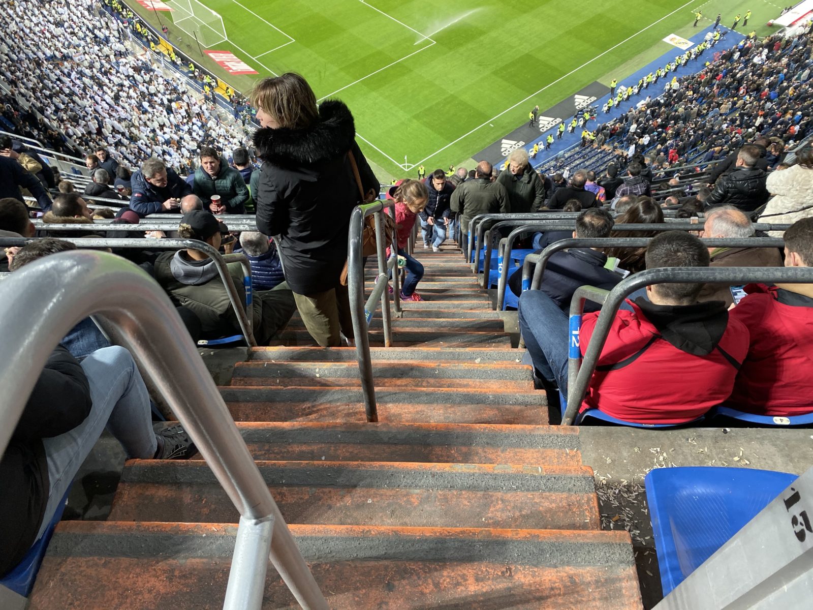 ベルナベウのスタンドはびっくりな傾斜 驚きいっぱいのレアル マドリード観戦に行ってきた エントラ フットボール